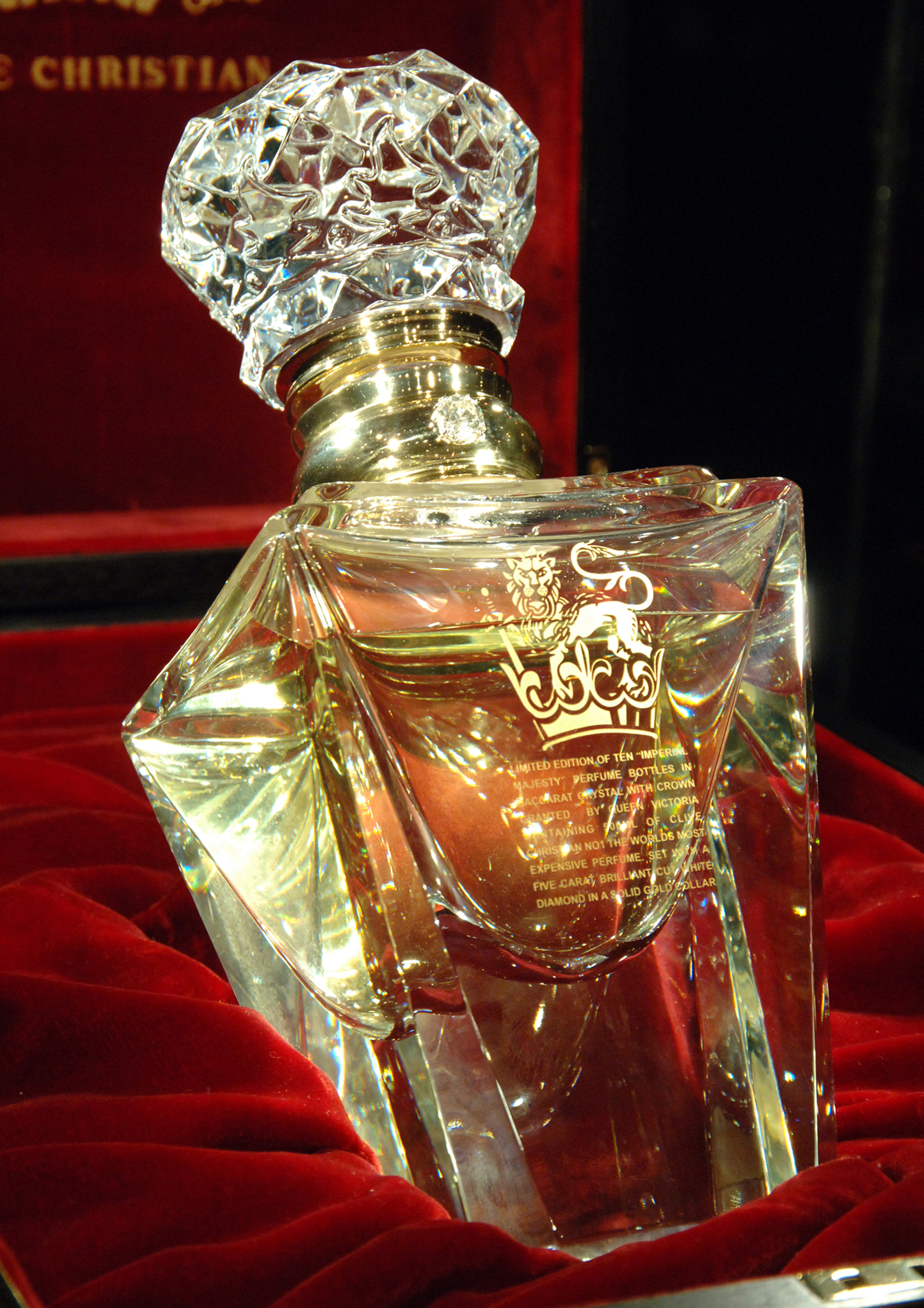 http://www.jewellerymag.ru/wp-content/uploads/2014/04/clive-christian-no-1-perfume-imperial-majesty-edition-closeup.jpg